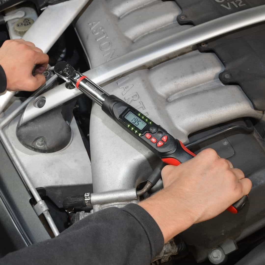 the torque wrench tightens the rigidity rack in the car