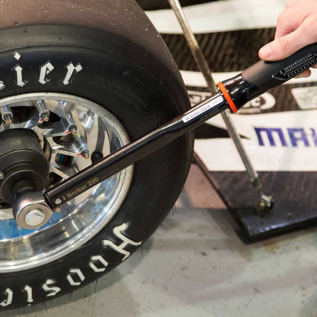 the torque wrench unscrews the wheel