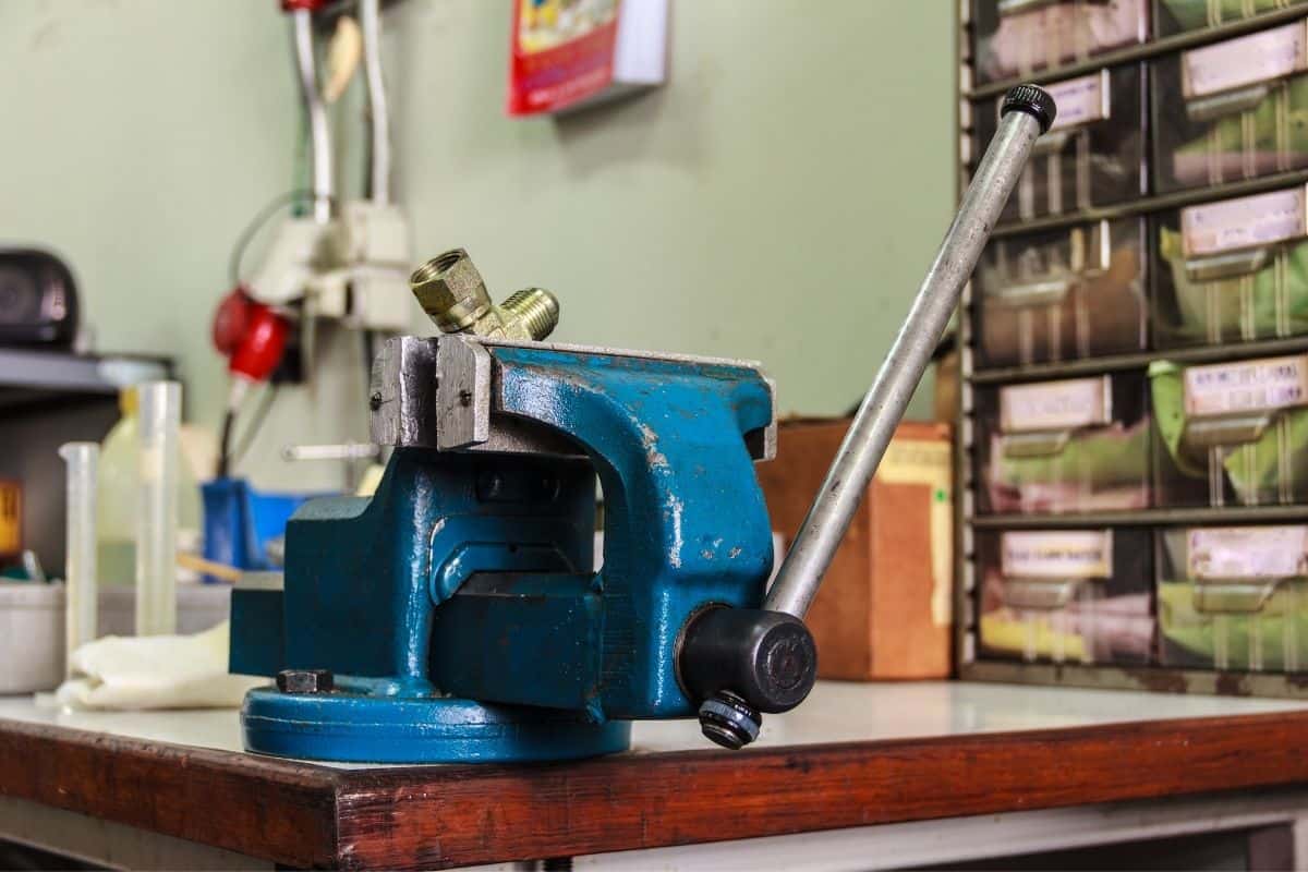 Work with a bench vise