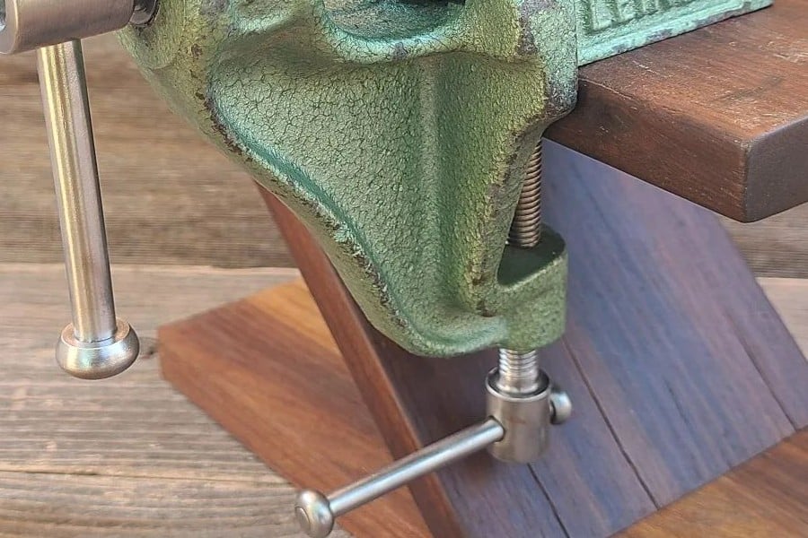 bench-vise-on-table-install