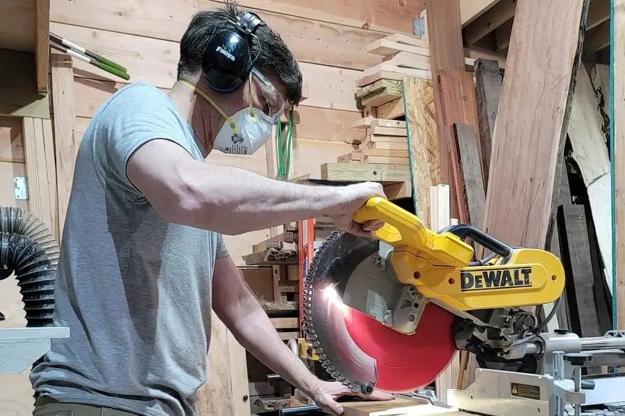 jointer-safety-man-in-glasses