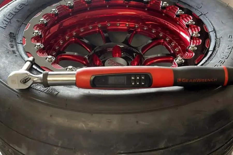torque-wrench-on-the-wheel
